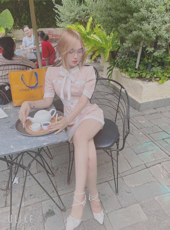 Người đẹp Mỹ xinh đẹp nhất bị một con "cặc" lớn quan hệ từ phía sau. Phần eo ong và mông mật ong được sử dụng để đẩy lùi. Quan điểm này rất mạnh mẽ.